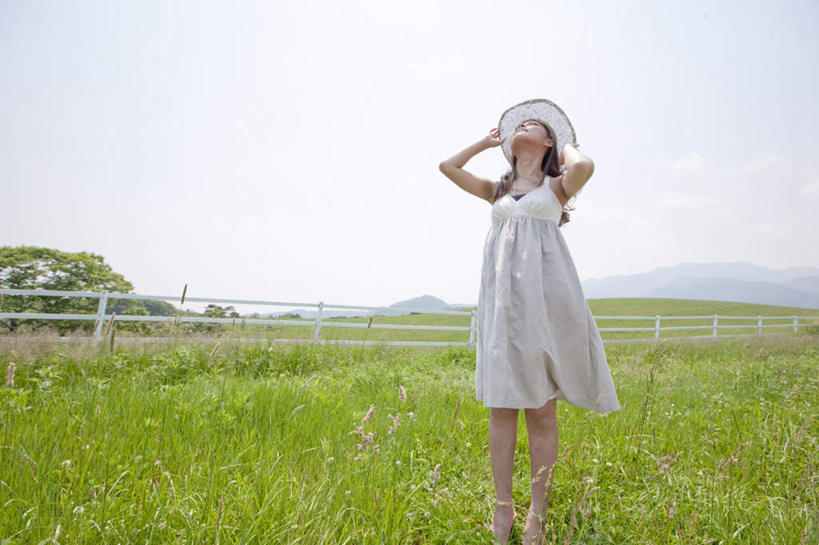 东方人,一个人,栏杆,举,横图,室外,白天,正面,裙子,草地,草坪,植物,帽子,亚洲,仅一个年轻女性,仅一个女性,仅一个人,阴影,连衣裙,光线,影子,围栏,注视,黄种人,护栏,草,蓝色,绿色,蓝天,天空,阳光,遮阳帽,天,看,托,晴朗,关注,万里无云,年轻女性,女人,女性,亚洲人,晴空,晴空万里,举起,举手,举着,抬头,向上举,向上伸,向上托,仰头,彩图,全身