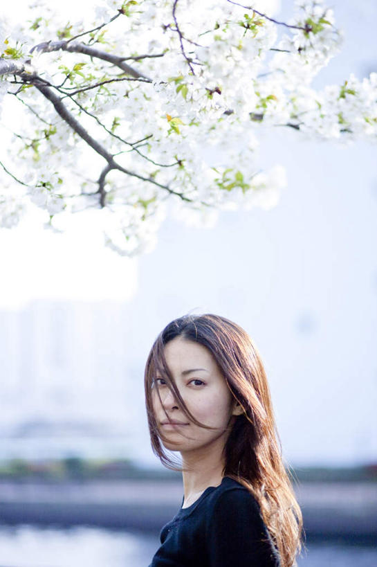 东方人,一个人,站,笑,微笑,竖图,室外,白天,侧面,植物,亚洲,仅一个年轻女性,仅一个女性,仅一个人,一棵,许多,阴影,服装,盛开,光线,影子,花蕾,扭头,休闲装,黄种人,花,花瓣,花朵,鲜花,树,树木,衣服,绿色,白色,黑色,阳光,自然,花苞,花蕊,站着,转头,休闲,休闲服,服饰,生长,成长,年轻女性,女人,女性,亚洲人,长发,站立,半身,彩图