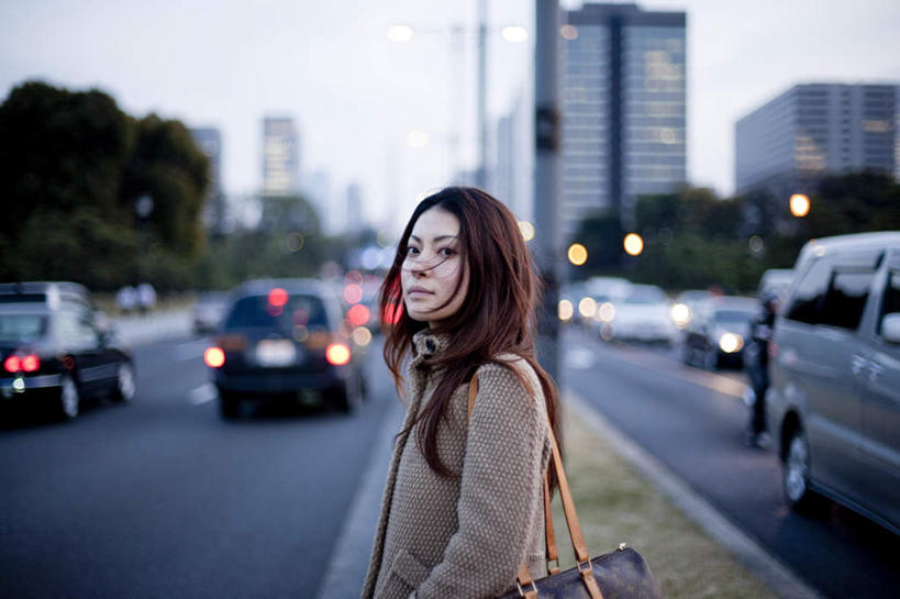 东方人,一个人,高楼大厦,站,横图,室外,白天,侧面,度假,草地,草坪,美景,植物,城市风光,城市,大厦,道路,建筑,路,摩天大楼,公路,汽车,亚洲,仅一个年轻女性,仅一个女性,仅一个人,许多,包,皮包,景观,交通,注视,黄种人,娱乐,建设,车,草,蓝色,绿色,蓝天,天空,交通工具,轿车,天,观察,看,站着,享受,休闲,景色,放松,晴朗,观看,单肩包,察看,关注,载具,万里无云,单手抄兜,单手放兜,年轻女性,女人,女性,亚洲人,长发,卷发,晴空,晴空万里,马路,插兜,手插兜,手放口袋,站立,半身,彩图,大楼,高层建筑,高楼,摩天楼,手抄兜