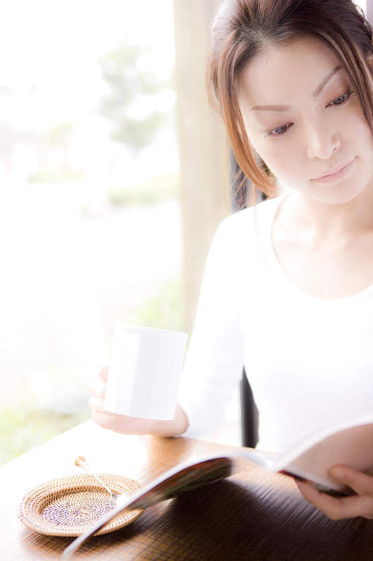 东方人,一个人,餐厅,坐,笑,微笑,竖图,室内,白天,正面,阅读,餐桌,桌子,杂志,餐具,亚洲,仅一个年轻女性,仅一个女性,仅一个人,学习,碟子,盘,注视,黄种人,一个,盘子,碟,观察,看,读书,浏览,单个,餐台,观看,察看,关注,年轻女性,女人,女性,亚洲人,坐着,半身,彩图,餐馆,饭店,饭馆