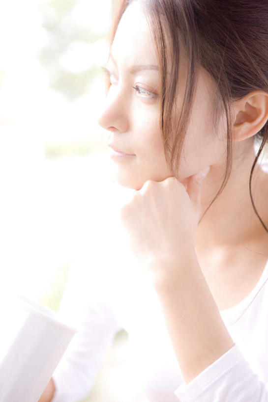 东方人,脸,头,脸颊,一个人,坐,竖图,室内,特写,白天,正面,亚洲,仅一个年轻女性,仅一个女性,仅一个人,撑,扭头,托腮,注视,黄种人,观察,看,托,转头,观看,察看,关注,托下巴,年轻女性,女人,女性,亚洲人,头部,脸部,脸蛋,面部,坐着,半身,彩图