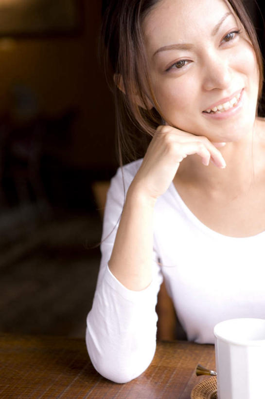 东方人,一个人,餐厅,坐,笑,微笑,露齿笑,竖图,室内,白天,正面,餐桌,桌子,杯子,餐具,亚洲,仅一个年轻女性,仅一个女性,仅一个人,撑,瓷器,碟子,盘,咖啡杯,陶瓷制品,托腮,黄种人,盘子,碟,托,餐台,托下巴,瓷杯,年轻女性,女人,女性,亚洲人,坐着,半身,彩图,餐馆,饭店,饭馆