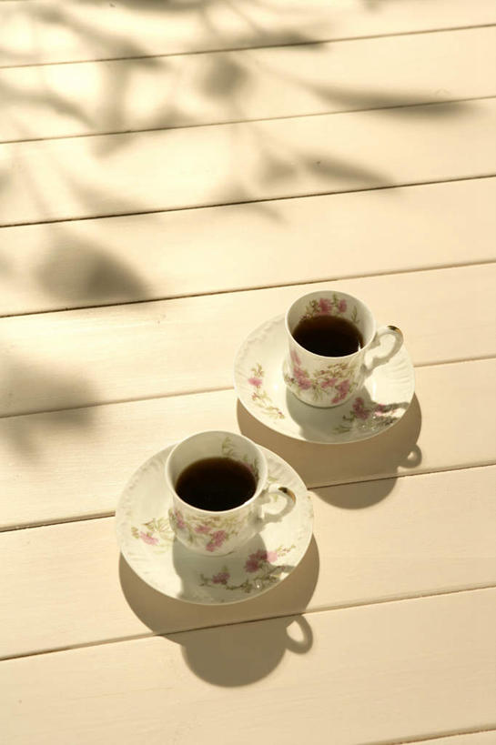 咖啡,无人,竖图,俯视,室内,特写,白天,幸福,静物,杯子,餐具,阴影,光线,瓷器,碟子,盘,影子,咖啡杯,陶瓷制品,娱乐,饮料,两个,阳光,盘子,碟,享受,休闲,温馨,放松,乐趣,摄影,影棚,提神,舒适,瓷杯,醒脑,软饮料,彩图,高角度拍摄,影棚拍摄,拍摄