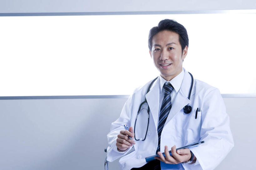 东方人,一个人,医生,医院,坐,笑,微笑,露齿笑,横图,室内,白天,正面,亚洲,仅一个男性,仅一个人,笔,办公用品,钢笔,黄种人,文具,仅一个年轻男性,一个,听诊器,学习用品,医护人员,医疗人员,单个,文具用品,医疗设备,医疗机构,男人,男性,年轻男性,亚洲人,大夫,坐着,半身,彩图,病院,诊所