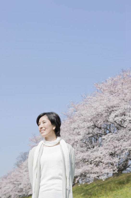 东方人,一个人,站,笑,微笑,露齿笑,竖图,室外,白天,正面,旅游,度假,草地,草坪,美景,植物,樱花,京都,日本,亚洲,仅一个年轻女性,仅一个女性,仅一个人,许多,阴影,盛开,光线,影子,景观,花蕾,黄种人,娱乐,草,花,花瓣,花朵,鲜花,粉色,蓝色,绿色,蓝天,天空,阳光,自然,天,花苞,花蕊,站着,享受,休闲,景色,放松,京都府,晴朗,自然风光,东亚,本州,万里无云,本州岛,日本国,近畿地方,近畿,仙樱花,福岛樱,青肤樱,年轻女性,女人,女性,亚洲人,晴空,晴空万里,荆桃,站立,半身,彩图