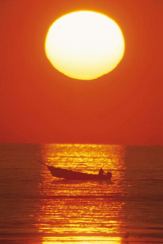 无人,竖图,室外,白天,正面,旅游,度假,日出,海浪,海洋,美景,太阳,船,北海道,日本,亚洲,景观,浪花,水平线,辽阔,木船,朝霞,晨曦,海平线,黎明,娱乐,蓝色,蓝天,天空,阳光,自然,海水,交通工具,天,享受,休闲,广阔,景色,放松,晴朗,一望无际,舟,自然风光,载具,海景,东亚,万里无云,日本国,北海道地方,北海道岛,无边无际,一马平川,大海,风浪,海,海水的波动,近岸浪,涌浪,朝阳,晴空,晴空万里,彩图,破晓,水天相接,水天一线