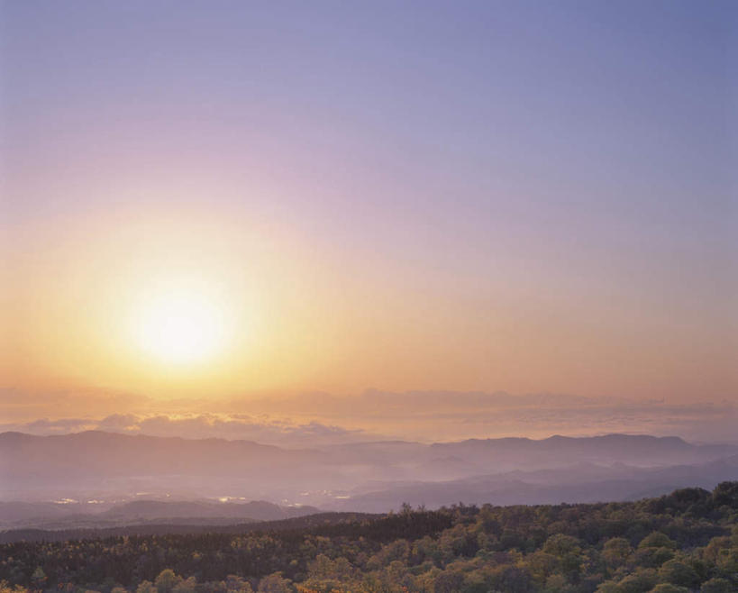 无人,横图,全景,室外,白天,正面,旅游,度假,日出,美景,山,山脉,太阳,天际线,日本,亚洲,朦胧,模糊,地平线,景观,山峰,辽阔,地面,朝霞,黎明,山峦,娱乐,蓝色,蓝天,天空,阳光,自然,群山,天,享受,休闲,景色,放松,晴朗,一望无际,自然风光,延伸,东亚,本州,万里无云,本州岛,日本国,天地相交,岩手,岩手县,东北地方,栗驹山,朝阳,晴空,晴空万里,彩图,破晓