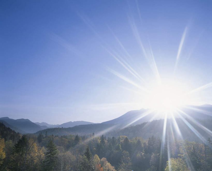 无人,横图,全景,室外,白天,正面,旅游,度假,日出,美景,森林,山,山脉,树林,太阳,天际线,植物,北海道,日本,亚洲,朦胧,模糊,地平线,景观,山峰,辽阔,地面,朝霞,黎明,山峦,娱乐,树,树木,蓝色,绿色,蓝天,天空,阳光,自然,群山,天,享受,休闲,景色,放松,生长,晴朗,成长,一望无际,自然风光,延伸,东亚,万里无云,日本国,天地相交,北海道地方,北海道岛,朝阳,晴空,晴空万里,彩图,破晓