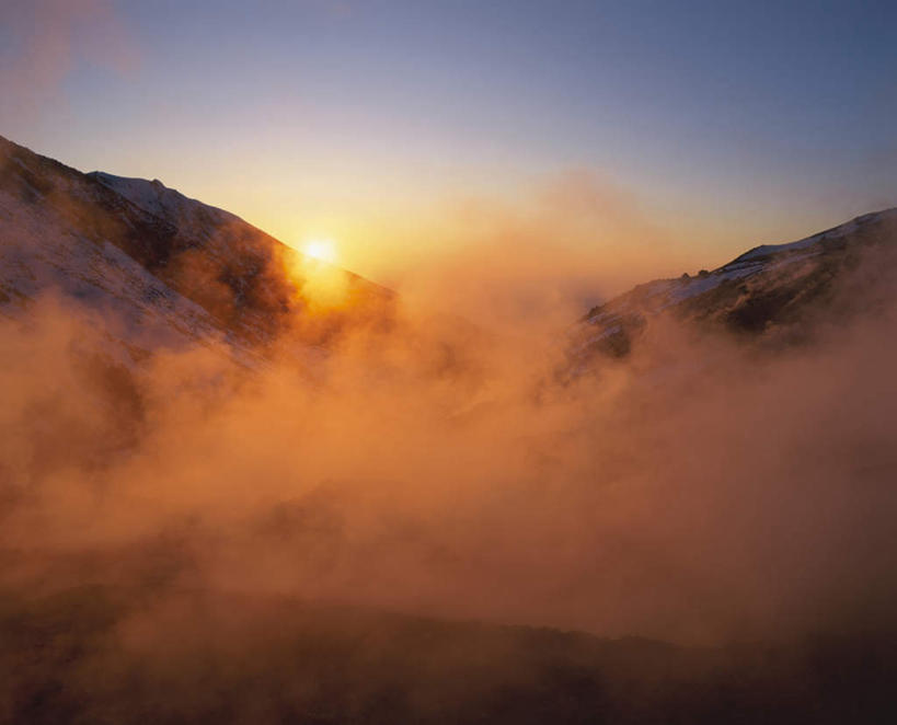 无人,横图,全景,室外,白天,正面,旅游,度假,日出,美景,山,山脉,太阳,天际线,雾,北海道,日本,亚洲,朦胧,模糊,地平线,景观,山峰,辽阔,地面,朝霞,黎明,山峦,娱乐,蓝色,蓝天,天空,阳光,自然,群山,天,享受,休闲,景色,放松,晴朗,一望无际,迷雾,自然风光,延伸,东亚,万里无云,日本国,天地相交,北海道地方,北海道岛,朝阳,大雾,晴空,晴空万里,彩图,破晓