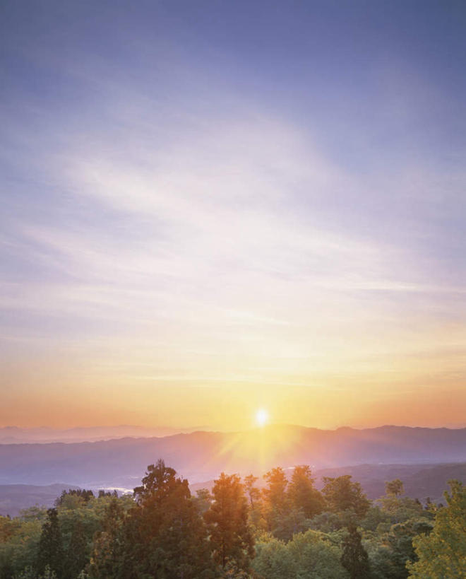无人,竖图,全景,室外,白天,正面,旅游,度假,日出,美景,森林,山,山脉,树林,太阳,天际线,植物,日本,亚洲,朦胧,模糊,地平线,景观,山峰,云,云朵,辽阔,地面,朝霞,晨曦,黎明,山峦,云彩,娱乐,树,树木,蓝色,绿色,白云,蓝天,天空,阳光,自然,群山,天,享受,休闲,景色,放松,生长,晴朗,成长,一望无际,自然风光,延伸,东亚,本州,本州岛,日本国,天地相交,岩手,岩手县,东北地方,栗驹山,朝阳,晴空,彩图,破晓