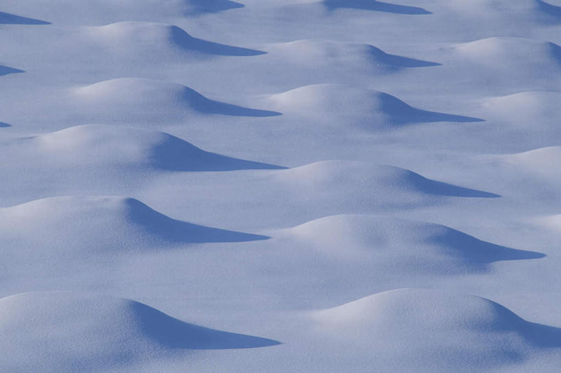 无人,横图,俯视,航拍,室外,白天,旅游,度假,美景,雪,大雪,北海道,日本,亚洲,一排,许多,阴影,朦胧,模糊,整齐,光线,影子,积雪,景观,雪景,冬季,冬天,娱乐,排列,阳光,自然,享受,休闲,景色,放松,寒冷,鸟瞰,队列,自然风光,东亚,日本国,北海道地方,北海道岛,严寒,雪丘,彩图,高角度拍摄