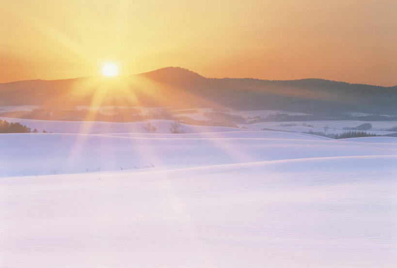 无人,横图,全景,室外,白天,正面,旅游,度假,日出,美景,山,山脉,树林,太阳,天际线,雪,植物,大雪,北海道,日本,亚洲,朦胧,模糊,地平线,积雪,景观,山峰,雪景,冬季,冬天,辽阔,地面,朝霞,晨曦,黎明,山峦,娱乐,树,树木,蓝色,绿色,蓝天,天空,阳光,自然,群山,天,享受,休闲,景色,放松,寒冷,生长,晴朗,成长,一望无际,自然风光,延伸,东亚,万里无云,日本国,天地相交,北海道地方,北海道岛,严寒,朝阳,晴空,晴空万里,彩图,破晓