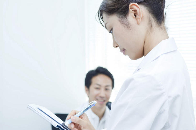 东方人,两个人,同事,医生,医院,站,坐,笑,微笑,露齿笑,横图,室内,白天,正面,成功,合作,团队,集体,信心,实验,亚洲,握,写,朦胧,模糊,研究,科学,实验室,研究室,拿,拿着,注视,黄种人,队伍,观察,看,站着,医护人员,医疗人员,握着,观看,科研,察看,领导,成就,关注,化验,记录板,检验,合伙,领袖,研究所,记事板,医疗机构,化验室,检验室,男人,男性,年轻男性,年轻女性,女人,女性,亚洲人,大夫,站立,坐着,半身,彩图,病院,诊所