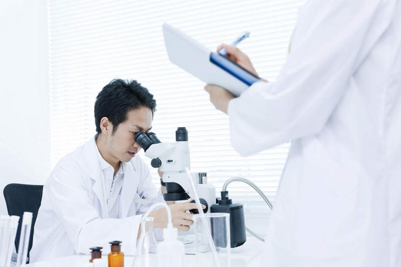 东方人,两个人,同事,医生,医院,站,坐,横图,室内,白天,侧面,成功,合作,团队,集体,信心,实验,仪器,椅子,亚洲,两瓶,检查,朦胧,模糊,研究,反射,分析,科学,笔,材料,档案,文件,显微镜,实验室,研究室,办公用品,圆珠笔,注视,黄种人,队伍,文具,会议椅,瓶子,塑料制品,学习用品,资料,观察,看,站着,医护人员,医疗人员,塑料瓶,清晰,探索,放大,观看,仔细,办公椅,文具用品,透镜,科研,察看,领导,凸透镜,聚焦,成就,关注,文档,化验,检验,合伙,领袖,研究所,医疗机构,化验室,检验室,光学,清楚,商务椅,培训椅,男人,男性,年轻男性,年轻女性,女人,女性,亚洲人,大夫,站立,坐着,半身,彩图,病院,诊所