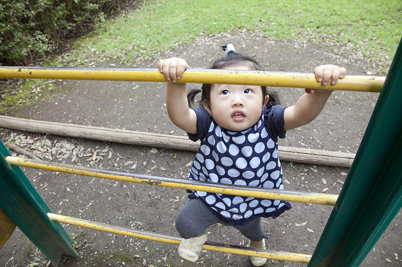 东方人,儿童,一个人,横图,俯视,室外,白天,纯洁,草地,草坪,植物,亚洲,仅一个女性,仅一个人,握,朦胧,模糊,泥土,土壤,拿,拿着,注视,黄种人,运动器械,踩,草,小孩,绿色,踩着,看,仅一个小孩,健身器械,可爱,童年,童趣,握着,关注,健身器材,童真,烂漫,无邪,天真,女孩,女人,女性,亚洲人,孩子,抬头,仰头,彩图,高角度拍摄,全身,运动器材,女生