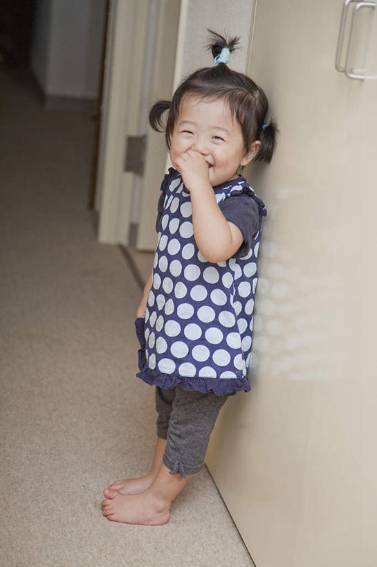 东方人,儿童,一个人,站,笑,微笑,露齿笑,竖图,俯视,室内,白天,纯洁,门,亚洲,仅一个女性,仅一个人,朦胧,模糊,走道,走廊,过道,黄种人,小孩,门框,站着,仅一个小孩,可爱,童年,童趣,遮,遮掩,掩盖,遮挡,童真,烂漫,无邪,遮盖,掩饰,天真,女孩,女人,女性,亚洲人,孩子,站立,彩图,高角度拍摄,全身,女生