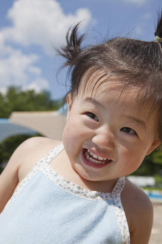 东方人,儿童,脸,头,脸颊,一个人,站,笑,微笑,露齿笑,竖图,室外,特写,白天,正面,纯洁,亚洲,仅一个女性,仅一个人,阴影,朦胧,模糊,光线,影子,云,云朵,云彩,黄种人,小孩,蓝色,白云,蓝天,天空,阳光,天,站着,仅一个小孩,可爱,童年,童趣,晴朗,童真,烂漫,无邪,天真,女孩,女人,女性,亚洲人,孩子,头部,脸部,脸蛋,面部,晴空,站立,半身,彩图,女生
