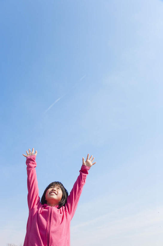 东方人,儿童,一个人,站,举,伸展双臂,竖图,室外,白天,仰视,纯洁,亚洲,仅一个女性,仅一个人,朦胧,模糊,黄种人,小孩,蓝色,蓝天,天空,天,托,站着,仅一个小孩,可爱,童年,童趣,晴朗,童真,烂漫,无邪,万里无云,天真,女孩,女人,女性,亚洲人,孩子,晴空,晴空万里,敞开双臂,举起,举手,举着,伸开双臂,向上举,向上伸,向上托,展开双肩,站立,张开手臂,张开双臂,半身,彩图,低角度拍摄,女生