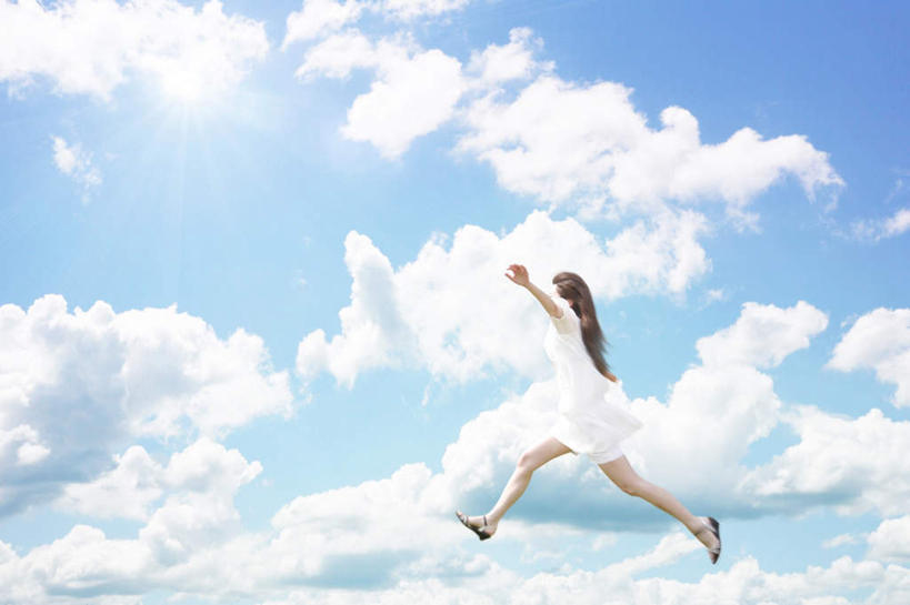 东方人,头发,一个人,跳,举,伸展双臂,横图,室外,白天,侧面,裙子,旅游,度假,亚洲,仅一个年轻女性,仅一个女性,仅一个人,阴影,连衣裙,光线,影子,云,云朵,半空,云彩,黄种人,娱乐,蓝色,白色,黑色,白云,蓝天,天空,阳光,天,托,享受,休闲,放松,张开双腿,年轻女性,女人,女性,亚洲人,长发,敞开双臂,举起,举手,举着,伸开双臂,抬头,跳跃,向上举,向上伸,向上托,仰头,展开双肩,张开手臂,张开双臂,彩图,全身