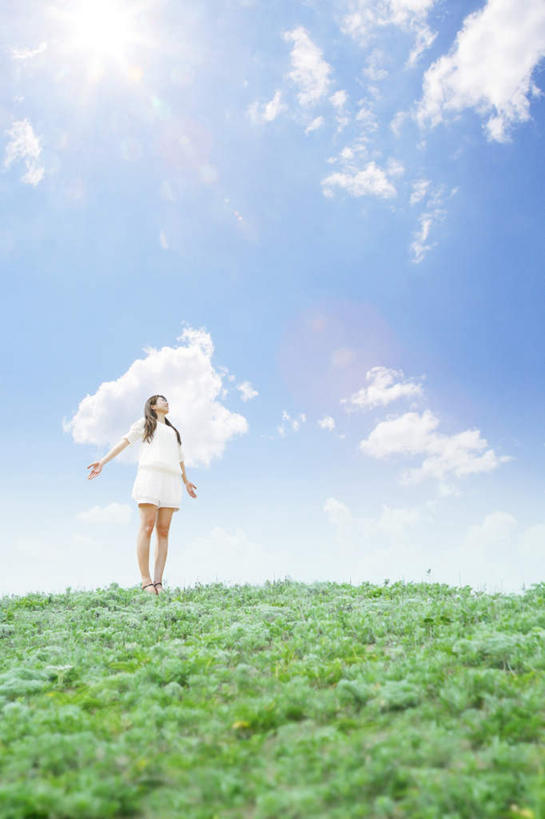 东方人,头发,一个人,站,伸展双臂,笑,微笑,露齿笑,竖图,室外,白天,正面,裙子,旅游,度假,草地,草坪,植物,亚洲,仅一个年轻女性,仅一个女性,仅一个人,阴影,连衣裙,光线,影子,云,云朵,云彩,注视,黄种人,娱乐,草,蓝色,绿色,白色,黑色,白云,蓝天,天空,阳光,天,观察,看,站着,享受,休闲,放松,观看,察看,关注,年轻女性,女人,女性,亚洲人,长发,敞开双臂,伸开双臂,抬头,仰头,展开双肩,站立,张开手臂,张开双臂,彩图,全身