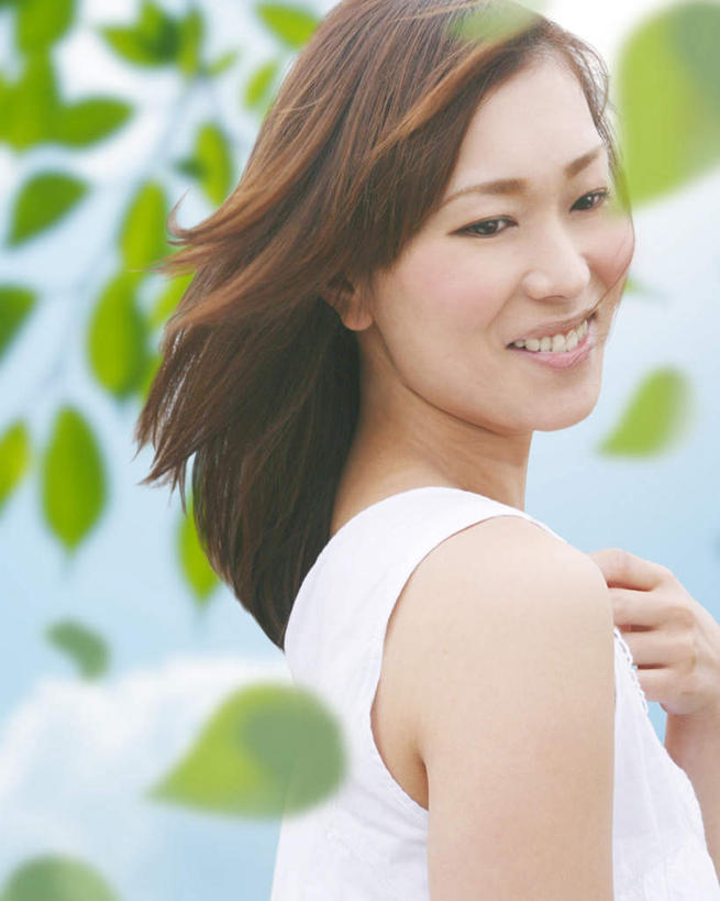 东方人,头发,一个人,站,笑,摸,微笑,露齿笑,竖图,室内,白天,侧面,裙子,数码,科技,植物,叶子,亚洲,仅一个年轻女性,仅一个女性,仅一个人,抚摸,阴影,连衣裙,飘扬,网络,绿叶,高光,几何,计算机图形,合成,扭头,注视,黄种人,树,树木,绿色,白色,黑色,自然,观察,看,站着,转头,嫩叶,生长,成长,观看,电脑合成图,数码合成图,察看,关注,写实,具体,具象,浮荡,飘拂,漂荡,飘零,年轻女性,女人,女性,亚洲人,长发,叶,叶片,触摸,接触,站立,半身,彩图,飘荡