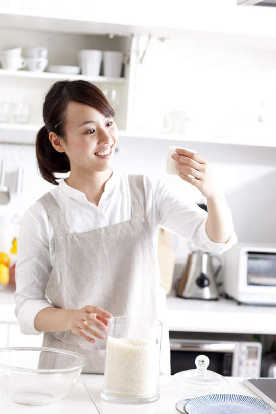 东方人,头发,一个人,站,举,笑,摸,微笑,露齿笑,竖图,室内,白天,正面,烹饪,厨房,柜子,杯子,餐具,厨具,亚洲,仅一个年轻女性,仅一个女性,仅一个人,一堆,抚摸,握,阴影,堆叠,堆积,服装,光线,碟子,工具,盘,围裙,影子,墙,谷类,谷物,米,拿,拿着,扭头,注视,休闲装,黄种人,干净,大米,墙壁,墙面,衣服,白色,黑色,灰色,阳光,盘子,水杯,橱柜,碟,观察,看,托,站着,转头,休闲,休闲服,握着,服饰,观看,堆,察看,卫生,关注,烹饪用具,年轻女性,女人,女性,亚洲人,长发,茶杯,烹调用具,洗涤用具,触摸,接触,举起,举手,举着,烹调,洗涤,向上举,向上伸,向上托,站立,半身,彩图,灶间