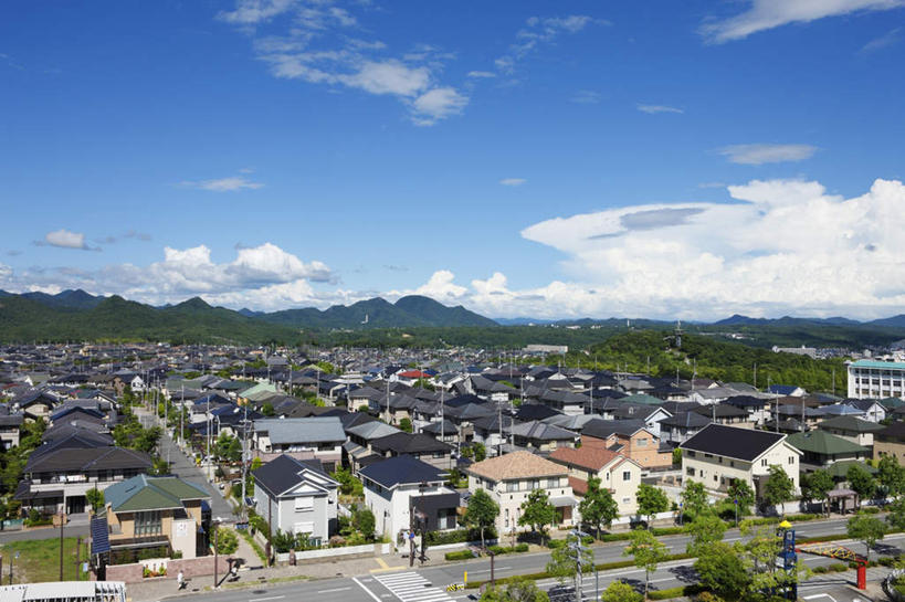 无人,家,横图,俯视,航拍,室外,白天,旅游,度假,草地,草坪,美景,山,山脉,植物,道路,路,路灯,人行横道,公路,照明,日本,亚洲,阴影,光线,影子,房屋,屋子,景观,山峰,云,云朵,人行道,灯光,交通,山峦,云彩,娱乐,楼房,住宅,灯,草,树,树木,蓝色,绿色,白云,蓝天,天空,阳光,自然,群山,天,享受,休闲,景色,放松,生长,成长,照亮,照明设备,鸟瞰,自然风光,人行横道线,东亚,本州,本州岛,日本国,近畿地方,近畿,兵库,兵库县,斑马线,马路,彩图,高角度拍摄,房子