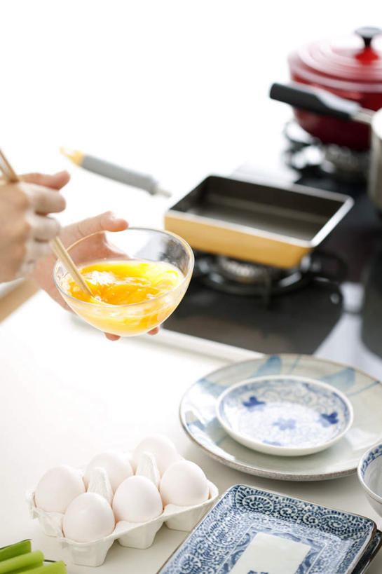 东方人,头发,一个人,站,摸,竖图,俯视,室内,白天,烹饪,厨房,柜子,筷子,餐具,厨具,亚洲,仅一个年轻女性,仅一个女性,仅一个人,一堆,许多,抚摸,握,阴影,堆叠,堆积,服装,光线,电器,碟子,锅子,盘,围裙,影子,蛋,蛋黄,蛋清,鸡蛋,灶头,拿,拿着,注视,休闲装,黄种人,文化,传统,衣服,白色,黑色,灰色,阳光,盘子,橱柜,碟,低头,观察,搅拌,看,站着,休闲,休闲服,握着,服饰,观看,堆,礼节,察看,家电,家用电器,关注,礼仪,电饭锅,电饭煲,炊具,烹饪用具,卵,电锅,年轻女性,女人,女性,亚洲人,进餐用具,烹调用具,触摸,接触,烹调,站立,半身,彩图,高角度拍摄,灶间,小家电