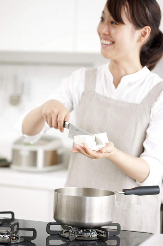 东方人,头发,一个人,站,捧,笑,摸,微笑,露齿笑,竖图,室内,白天,正面,厨房,柜子,餐具,亚洲,仅一个年轻女性,仅一个女性,仅一个人,抚摸,握,阴影,服装,光线,碟子,锅子,盘,围裙,影子,灶头,拿,拿着,扭头,注视,休闲装,黄种人,一个,衣服,白色,黑色,阳光,盘子,橱柜,碟,观察,看,站着,转头,休闲,休闲服,握着,服饰,单个,观看,察看,关注,年轻女性,女人,女性,亚洲人,触摸,端,端着,接触,捧着,手捧,站立,半身,彩图,灶间