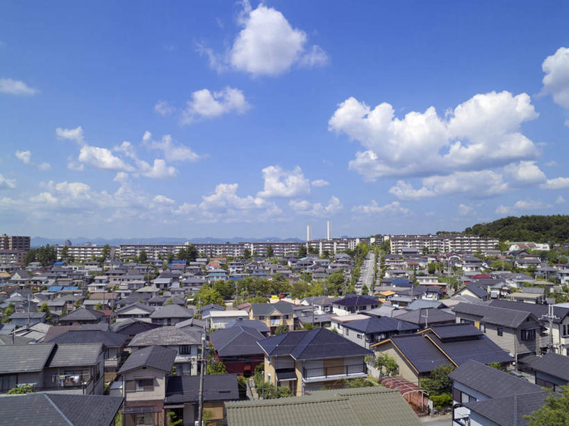 无人,家,横图,俯视,航拍,室外,白天,度假,草地,草坪,美景,森林,树林,植物,城市风光,城市,道路,建筑,路,公路,日本,亚洲,阴影,光线,瓦片,影子,房屋,墙,屋子,景观,云,云朵,交通,云彩,瓦,娱乐,楼房,墙壁,墙面,住宅,草,树,树木,蓝色,绿色,白云,蓝天,天空,阳光,自然,天,享受,休闲,景色,放松,建造,生长,成长,鸟瞰,东亚,屋瓦,本州,本州岛,日本国,近畿地方,近畿,兵库,兵库县,马路,彩图,高角度拍摄,房子