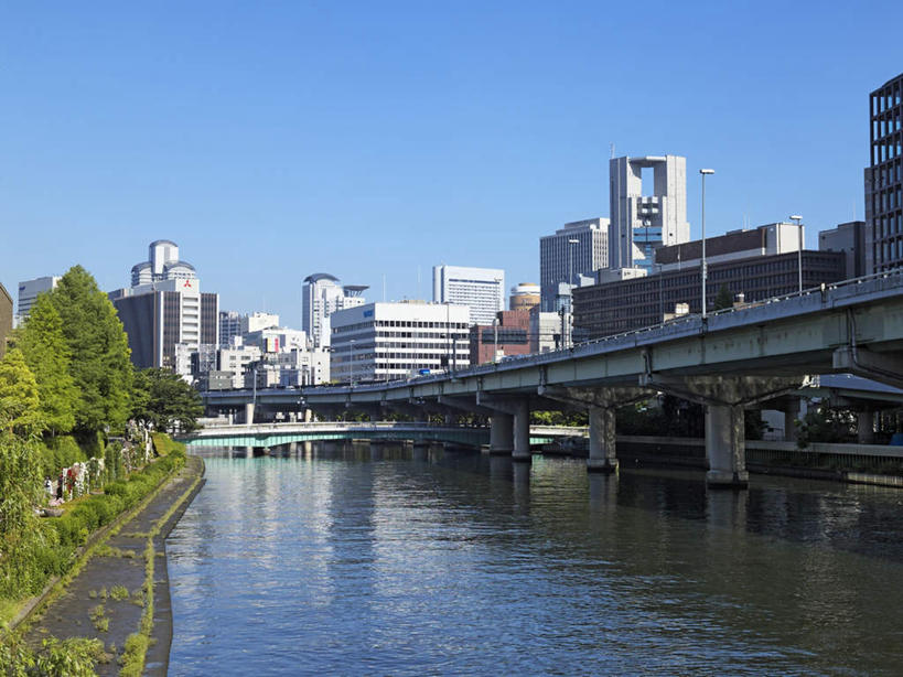 无人,高楼大厦,栏杆,横图,室外,白天,正面,度假,草地,草坪,河流,美景,水,植物,城市风光,城市,大桥,大厦,建筑,立交桥,路灯,摩天大楼,桥梁,照明,日本,亚洲,一排,许多,阴影,整齐,光线,影子,河水,景观,水流,云,云朵,高架,围栏,斜拉桥,桥,灯光,云彩,娱乐,护栏,灯,草,树,树木,排列,蓝色,绿色,白云,蓝天,天空,阳光,自然,天,享受,休闲,景色,放松,大阪,生长,成长,照亮,照明设备,队列,东亚,本州,大阪府,本州岛,日本国,近畿地方,近畿,彩图,大楼,高层建筑,高楼,摩天楼