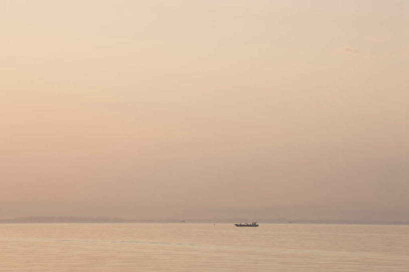 无人,横图,室外,白天,正面,旅游,度假,日出,海浪,海洋,美景,太阳,船,日本,亚洲,一艘,阴影,波纹,光线,影子,景观,浪花,木船,朝霞,晨曦,黎明,娱乐,水纹,天空,阳光,自然,海水,交通工具,波浪,天,享受,休闲,景色,放松,舟,自然风光,载具,海景,东亚,本州,本州岛,日本国,近畿地方,近畿,滋贺,滋贺县,大海,风浪,海,海水的波动,近岸浪,涌浪,朝阳,彩图,破晓