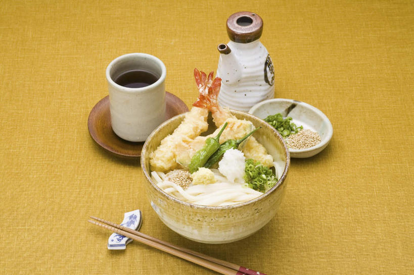 海鲜,面食,面条,无人,横图,俯视,室内,特写,白天,水,筷子,桌面,蔬菜,餐具,阴影,黄色背景,新鲜,光线,碟子,盘,液体,影子,水滴,青椒,面,肉,虾,食品,一杯,文化,传统,水产,肉类,海洋生物,食物,阳光,盘子,碟,摄影,有机食品,绿色食品,影棚,礼节,水生动物,海产品,礼仪,水生物,肉食,海底动物,大椒,一碗,菜椒,进餐用具,甜椒,柿子椒,灯笼椒,彩图,高角度拍摄,影棚拍摄,拍摄