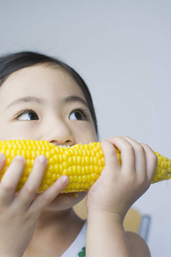 东方人,儿童,脸,头,脸颊,头发,一个人,站,举,竖图,俯视,室内,特写,白天,白色背景,纯洁,玉米,亚洲,仅一个女性,仅一个人,一块,咬,棒子,玉蜀黍,注视,黄种人,小孩,黄色,黑色,观察,看,托,站着,张嘴,仅一个小孩,可爱,童年,童趣,摄影,影棚,观看,苞米,咬着,察看,关注,苞芦,张大嘴巴,童真,烂漫,无邪,苞谷,包谷,大蜀黍,番麦,薏米包,玉高粱,玉麦,珍珠米,天真,女孩,女人,女性,亚洲人,孩子,头部,长发,脸部,脸蛋,面部,张开嘴,举起,举手,举着,抬头,向上举,向上伸,向上托,仰头,站立,半身,彩图,高角度拍摄,影棚拍摄,拍摄,女生