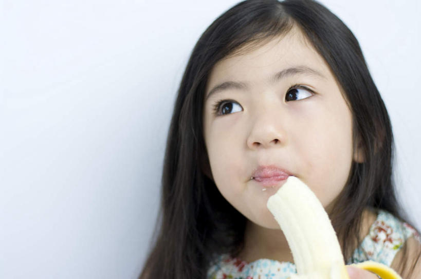 东方人,儿童,脸,头,脸颊,头发,一个人,站,笑,吃,微笑,横图,室内,特写,白天,白色背景,正面,纯洁,香蕉,水果,亚洲,仅一个女性,仅一个人,一块,握,花纹,服装,新鲜,图案,生食,食品,果实,拿,拿着,注视,休闲装,黄种人,食物,小孩,衣服,黄色,黑色,观察,看,站着,仅一个小孩,休闲,休闲服,可爱,童年,童趣,握着,摄影,服饰,有机食品,绿色食品,影棚,观看,察看,关注,童真,烂漫,无邪,天真,女孩,女人,女性,亚洲人,孩子,头部,长发,脸部,脸蛋,面部,甘蕉,嚼,食,抬头,仰头,站立,半身,彩图,影棚拍摄,拍摄,女生