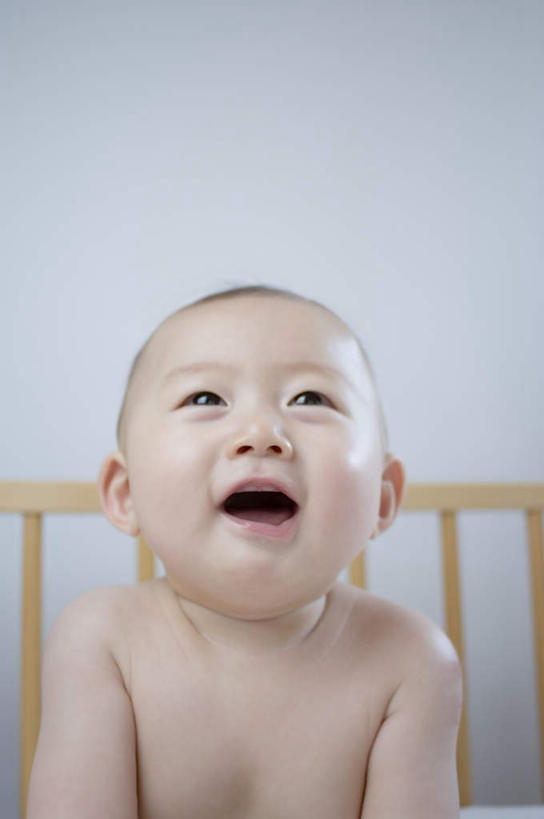 东方人,婴儿,儿童,脸,头,脸颊,头发,一个人,坐,笑,微笑,露齿笑,竖图,室内,特写,白天,正面,纯洁,床,亚洲,仅一个人,阴影,光线,影子,墙,床单,注视,黄种人,被子,裸露,墙壁,墙面,小孩,黑色,阳光,观察,看,张嘴,可爱,单人床,活泼,赤裸,观看,察看,被单,关注,宝宝,裸,张大嘴巴,纯真,烂漫,无邪,伶俐,天真,亚洲人,孩子,头部,脸部,脸蛋,面部,张开嘴,抬头,仰头,坐着,半身,彩图