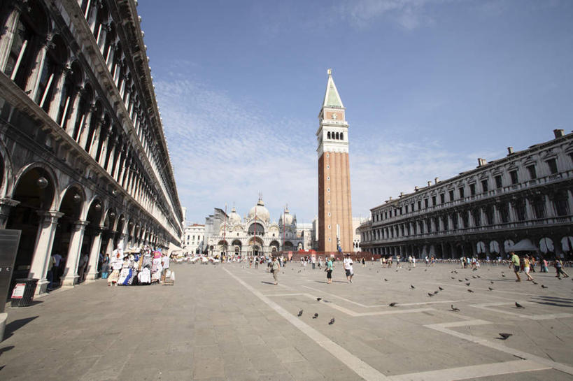 西方人,广场,站,横图,室外,白天,仰视,旅游,度假,美景,名胜古迹,城市风光,标志建筑,城市,地标,建筑,鸽子,意大利,欧洲,威尼斯,欧洲人,许多,游客,遗迹,景观,云,云朵,钟楼,许多人,云彩,古迹,文物,娱乐,建设,古建筑,钟塔,蓝色,白云,蓝天,天空,天,站着,一群人,享受,休闲,旅游胜地,景色,放松,晴朗,吉祥,南欧,觅食,古文明,圣马克广场,意大利共和国,吉利,祥瑞,威尼斯中心广场,寻食,白种人,晴空,站立,彩图,低角度拍摄,全身