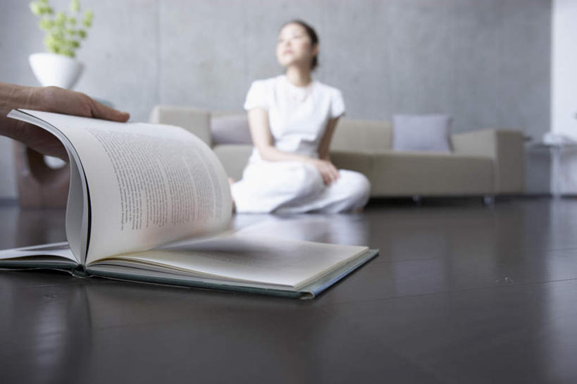 东方人,两个人,伙伴,朋友,坐,横图,室内,白天,仰视,T恤衫,看书,阅读,友谊,餐桌,桌子,杯子,书籍,亚洲,学习,服装,拿,T恤,拿着,注视,休闲装,黄种人,玻璃制品,衣服,黑色,水杯,书本,观察,看,休闲,休闲服,读书,浏览,服饰,餐台,观看,察看,关注,友情,年轻女性,女人,女性,亚洲人,长发,玻璃杯,书,图书,坐着,彩图,低角度拍摄,全身