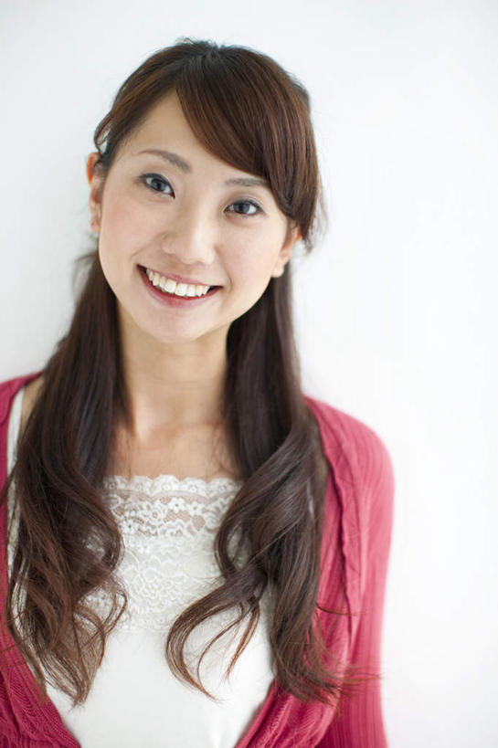 东方人,一个人,站,笑,微笑,露齿笑,竖图,室内,白天,白色背景,正面,亚洲,仅一个年轻女性,仅一个女性,仅一个人,服装,棕色,注视,休闲装,黄种人,衣服,红色,观察,看,站着,休闲,休闲服,摄影,服饰,影棚,观看,察看,关注,年轻女性,女人,女性,亚洲人,长发,站立,半身,彩图,影棚拍摄,拍摄