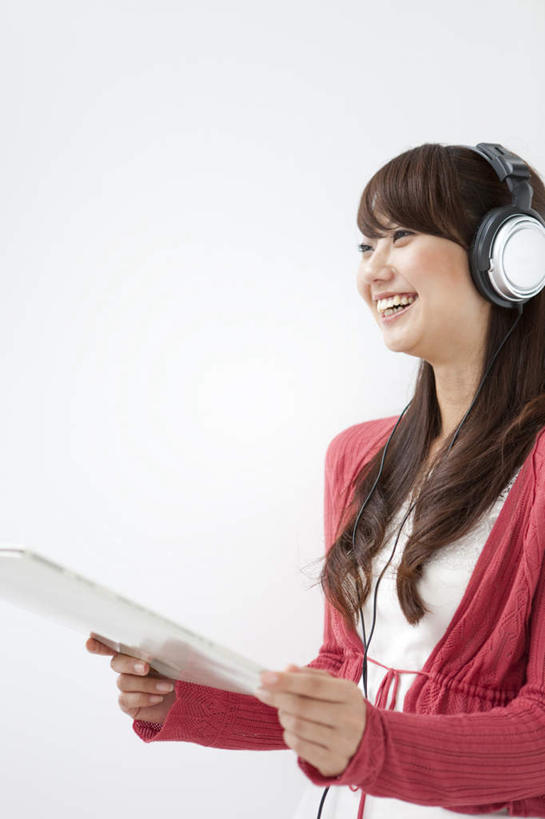 东方人,一个人,站,笑,微笑,露齿笑,竖图,室内,白天,白色背景,侧面,快乐,满意,幸福,亚洲,仅一个年轻女性,仅一个女性,仅一个人,服装,材料,档案,文件,棕色,音响,音乐,拿,拿着,注视,休闲装,黄种人,娱乐,衣服,耳机,资料,观察,看,站着,享受,休闲,休闲服,放松,摄影,服饰,影棚,观看,察看,舒适,享乐,关注,文档,年轻女性,女人,女性,亚洲人,长发,站立,半身,彩图,影棚拍摄,拍摄