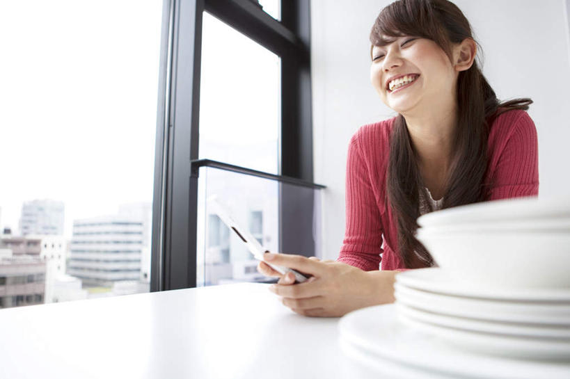 东方人,一个人,高楼大厦,坐,笑,打电话,微笑,露齿笑,横图,室内,白天,正面,办公楼,餐桌,窗户,桌子,大厦,建筑,摩天大楼,写字楼,餐具,电话,手机,亚洲,仅一个年轻女性,仅一个女性,仅一个人,阴影,服装,反射,碟子,盘,影子,陶瓷,棕色,陶瓷制品,拿,拿着,注视,休闲装,黄种人,通讯设备,玻璃窗,衣服,红色,盘子,容器,碟,碗,楼宇,观察,看,休闲,休闲服,商务楼,服饰,餐台,观看,储藏,察看,储存,关注,交流,年轻女性,女人,女性,亚洲人,长发,沟通,通话,坐着,半身,彩图,大楼,高层建筑,高楼,摩天楼,贮存