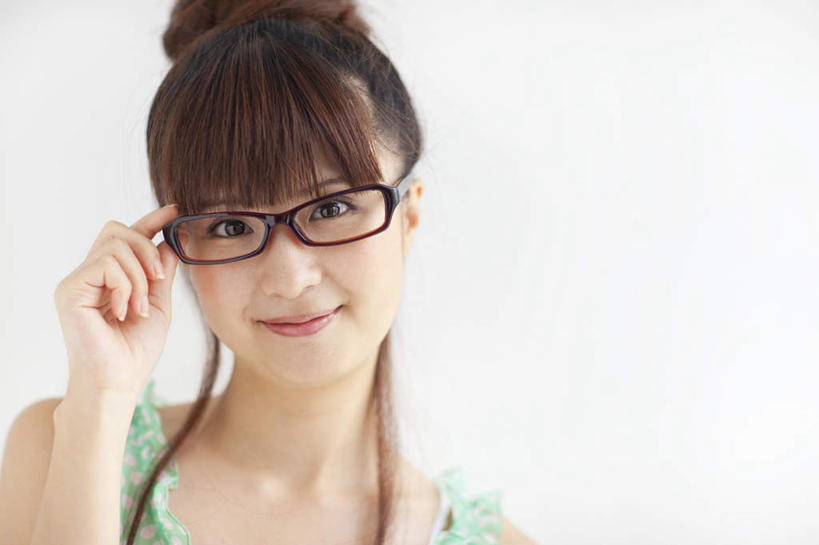 东方人,脸,头,脸颊,一个人,站,笑,微笑,横图,室内,特写,白天,白色背景,正面,亚洲,仅一个年轻女性,仅一个女性,仅一个人,服装,眼镜,棕色,拿,拿着,注视,休闲装,黄种人,衣服,绿色,观察,看,站着,休闲,休闲服,摄影,服饰,影棚,观看,察看,关注,近视眼镜,年轻女性,女人,女性,亚洲人,头部,长发,脸部,脸蛋,面部,站立,半身,彩图,影棚拍摄,拍摄