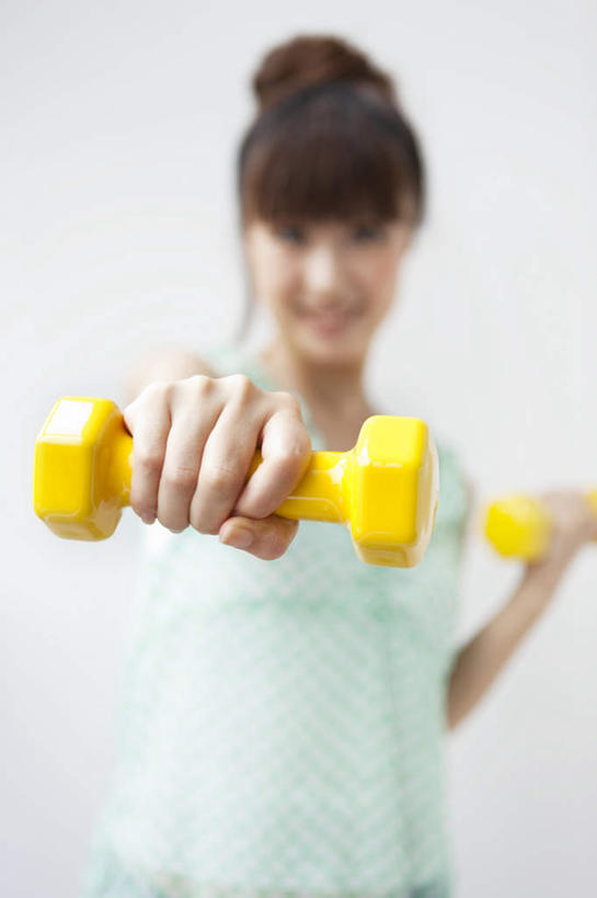 东方人,一个人,站,举,笑,微笑,露齿笑,竖图,室内,白天,白色背景,正面,锻炼,运动,哑铃,亚洲,仅一个年轻女性,仅一个女性,仅一个人,服装,朦胧,模糊,墙,注视,休闲装,黄种人,运动器械,墙壁,墙面,两个,衣服,黄色,观察,看,托,站着,休闲,休闲服,健身器械,摄影,服饰,影棚,观看,察看,关注,健身器材,体育,年轻女性,女人,女性,亚洲人,举起,举手,举着,向上举,向上伸,向上托,站立,半身,彩图,影棚拍摄,健身,拍摄,运动器材