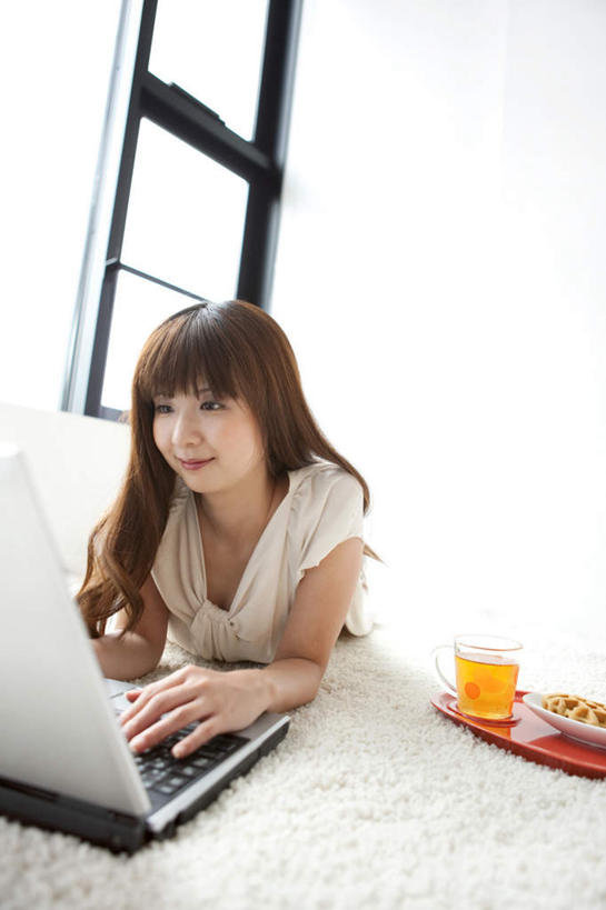 东方人,一个人,笑,微笑,竖图,室内,白天,正面,幸福,电脑,笔记本电脑,茶,窗户,沙发,杯子,亚洲,仅一个年轻女性,仅一个女性,仅一个人,敲打,阴影,服装,反射,网络,影子,墙,茶叶,棕色,一杯,注视,休闲装,黄种人,娱乐,输入,通讯设备,玻璃窗,墙壁,墙面,玻璃制品,衣服,白色,水杯,打字,观察,看,趴着,享受,休闲,温馨,休闲服,放松,乐趣,服饰,观看,点击,敲击,察看,提神,无线,舒适,关注,醒脑,通信设备,无线网络,无线上网,便携式电脑,按键,手提电脑,年轻女性,女人,女性,亚洲人,长发,卷发,玻璃杯,趴,半身,彩图,皮沙发