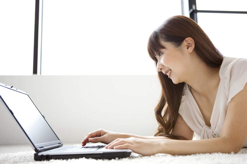 东方人,一个人,笑,微笑,露齿笑,横图,室内,白天,侧面,电脑,笔记本电脑,窗户,沙发,杯子,亚洲,仅一个年轻女性,仅一个女性,仅一个人,敲打,阴影,服装,反射,网络,影子,墙,棕色,饮品,一杯,注视,休闲装,黄种人,输入,通讯设备,玻璃窗,墙壁,墙面,玻璃制品,饮料,衣服,白色,水杯,打字,观察,看,趴着,休闲,休闲服,服饰,观看,点击,敲击,察看,无线,关注,通信设备,无线网络,无线上网,便携式电脑,按键,手提电脑,年轻女性,女人,女性,亚洲人,长发,卷发,玻璃杯,趴,半身,彩图,皮沙发