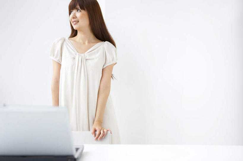 东方人,一个人,站,笑,微笑,露齿笑,横图,室内,白天,白色背景,正面,电脑,笔记本电脑,桌面,桌子,亚洲,仅一个年轻女性,仅一个女性,仅一个人,服装,网络,木制,棕色,注视,休闲装,黄种人,通讯设备,衣服,白色,木制品,观察,看,站着,休闲,休闲服,摄影,服饰,影棚,观看,察看,无线,关注,通信设备,无线网络,无线上网,便携式电脑,手提电脑,年轻女性,女人,女性,亚洲人,长发,卷发,站立,半身,彩图,影棚拍摄,拍摄