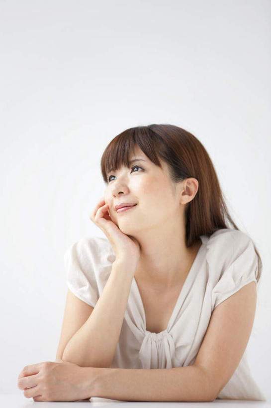 东方人,一个人,坐,笑,微笑,竖图,室内,白天,白色背景,正面,桌面,桌子,亚洲,仅一个年轻女性,仅一个女性,仅一个人,撑,服装,木制,墙,棕色,托腮,注视,休闲装,黄种人,墙壁,墙面,衣服,白色,木制品,观察,看,托,休闲,休闲服,摄影,服饰,影棚,观看,察看,关注,托下巴,年轻女性,女人,女性,亚洲人,长发,卷发,坐着,半身,彩图,影棚拍摄,拍摄