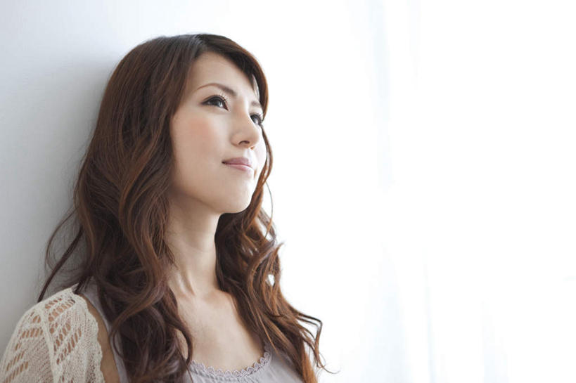 东方人,一个人,站,笑,微笑,横图,室内,白天,白色背景,正面,亚洲,仅一个年轻女性,仅一个女性,仅一个人,服装,墙,棕色,注视,休闲装,黄种人,墙壁,墙面,衣服,白色,观察,看,站着,休闲,休闲服,摄影,服饰,影棚,观看,察看,关注,年轻女性,女人,女性,亚洲人,长发,卷发,站立,半身,彩图,影棚拍摄,拍摄