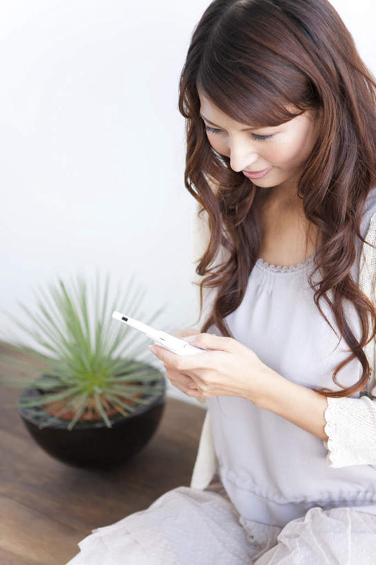 东方人,一个人,坐,打电话,竖图,俯视,室内,白天,植物,电话,手机,亚洲,仅一个年轻女性,仅一个女性,仅一个人,服装,盆栽,墙,棕色,盆景,拿,拿着,注视,休闲装,黄种人,通讯设备,墙壁,墙面,衣服,绿色,白色,自然,观察,看,休闲,休闲服,服饰,生长,成长,观看,察看,关注,交流,年轻女性,女人,女性,亚洲人,长发,卷发,沟通,通话,坐着,半身,彩图,高角度拍摄