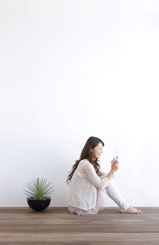 东方人,一个人,坐,打电话,竖图,室内,白天,侧面,植物,地板,电话,手机,亚洲,仅一个年轻女性,仅一个女性,仅一个人,敲打,服装,盆栽,棕色,盆景,地面,拿,拿着,注视,休闲装,黄种人,输入,通讯设备,木地板,衣服,绿色,白色,自然,打字,观察,看,休闲,休闲服,服饰,生长,成长,观看,点击,敲击,察看,操作,关注,交流,按键,年轻女性,女人,女性,亚洲人,长发,卷发,沟通,通话,坐着,彩图,全身